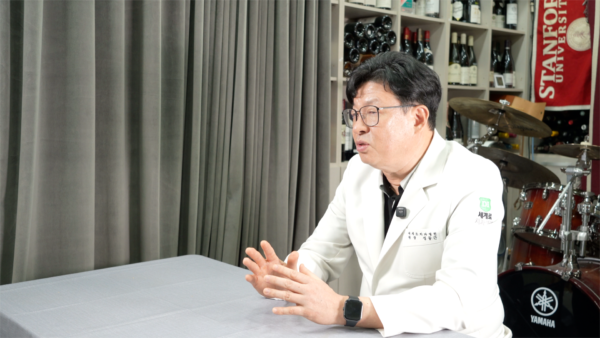 치아 각도, 입술 라인, 얼굴 측면 비율까지 함께 분석해야 자연스러운 결과를 만들 수 있습니다.